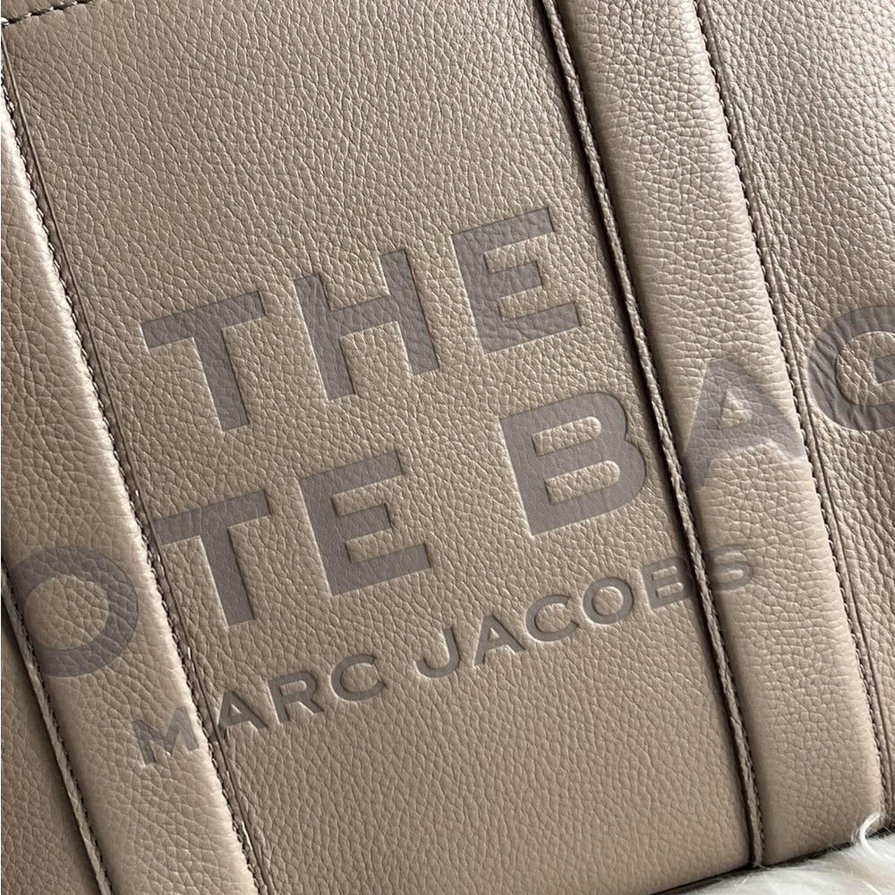 H004L01PF21 - Marc Jacobs The Leather Medium Tote Bag - Picture 11 of 16